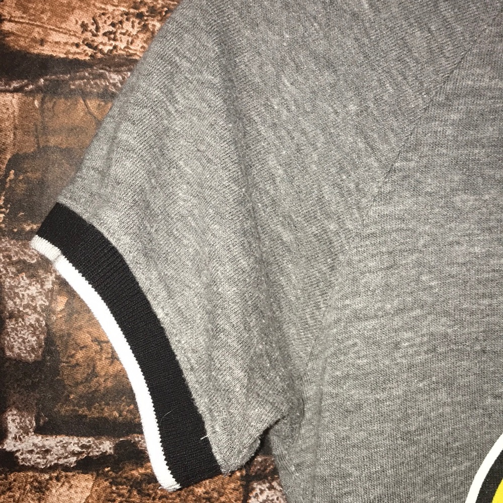 5th & Ocean Pittsburgh Pirates short sleeve v neck - Picture 5 of 5